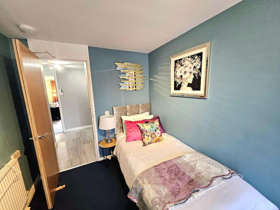 Lovely 3 Bedroom By Sensational Short Lets & Service With 6 Beds Appartamento *