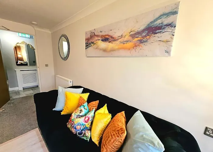 Lovely 3 Bedroom Apartment By Sensational Stay Short Lets & Service Accommodation With 6 Beds