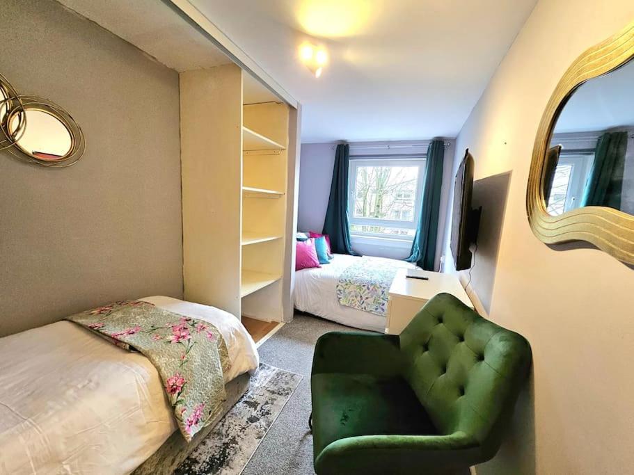 Lovely 3 Bedroom By Sensational Short Lets & Service With 6 Beds Apartment