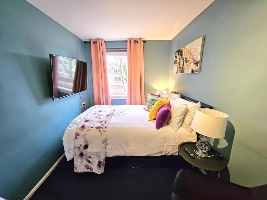 Apartment Lovely 3 Bedroom By Sensational Short Lets & Service With 6 Beds *