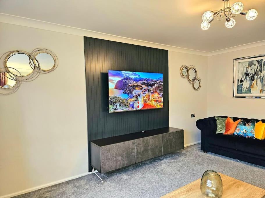 Lovely 3 Bedroom By Sensational Short Lets & Service With 6 Beds *