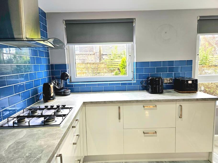 Lovely 3 Bedroom By Sensational Short Lets & Service With 6 Beds