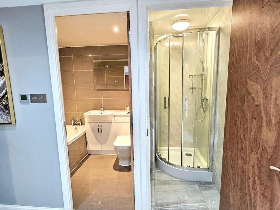 Lovely 3 Bedroom By Sensational Short Lets & Service With 6 Beds