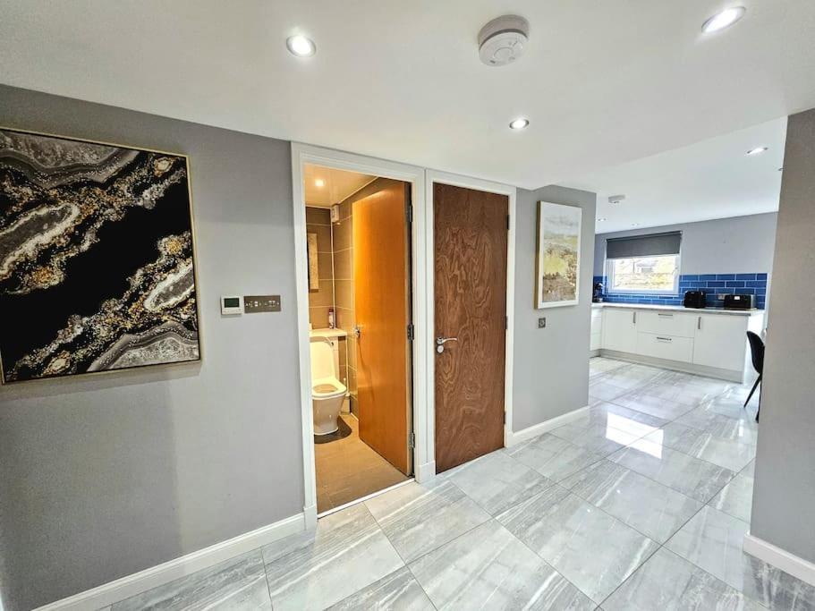 Lovely 3 Bedroom By Sensational Short Lets & Service With 6 Beds