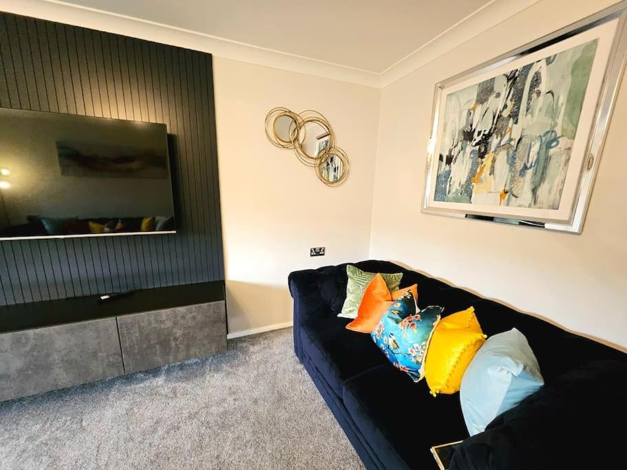 Apartment Lovely 3 Bedroom By Sensational Short Lets & Service With 6 Beds *