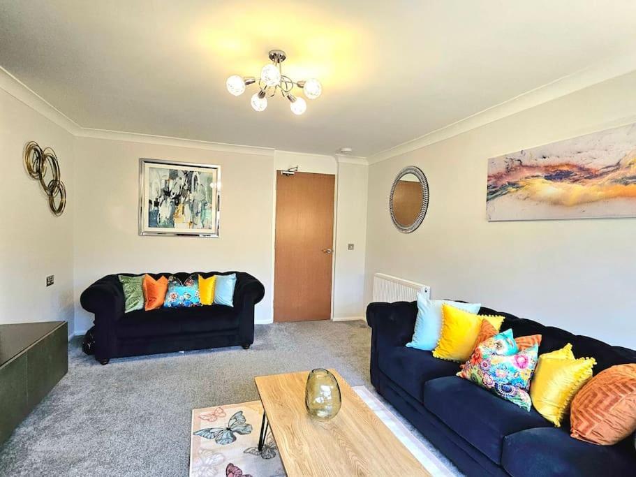 Lovely 3 Bedroom By Sensational Short Lets & Service With 6 Beds Apartment