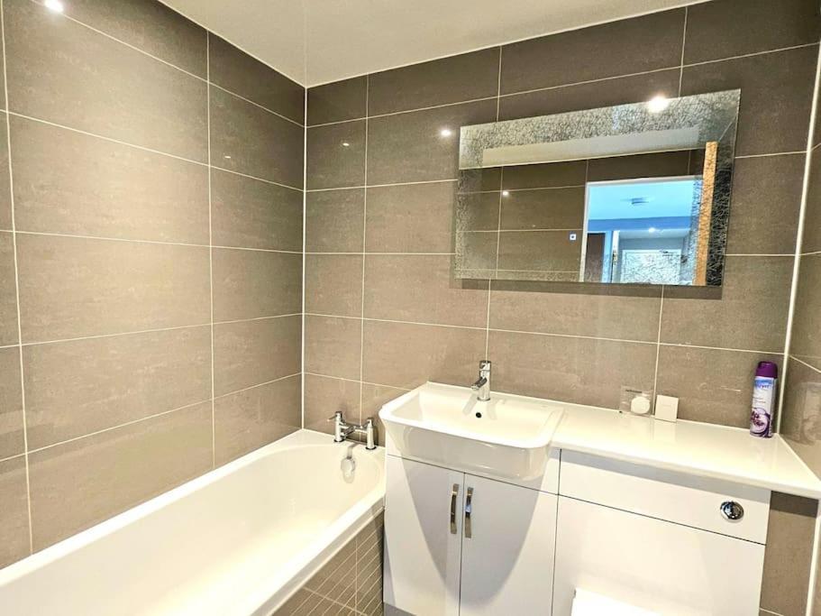 Apartment Lovely 3 Bedroom By Sensational Short Lets & Service With 6 Beds Edinburgh