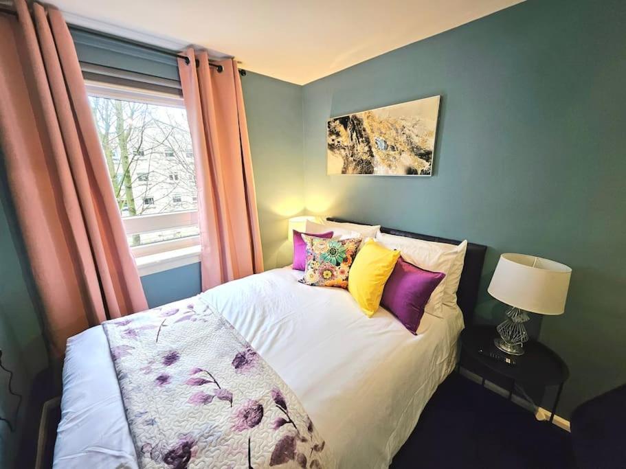 Apartment Lovely 3 Bedroom By Sensational Short Lets & Service With 6 Beds
