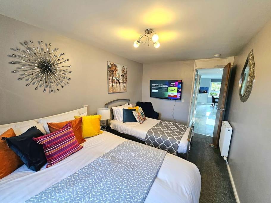 Lovely 3 Bedroom By Sensational Short Lets & Service With 6 Beds *