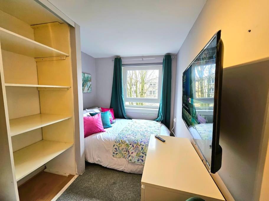 Lovely 3 Bedroom By Sensational Short Lets & Service With 6 Beds Apartment