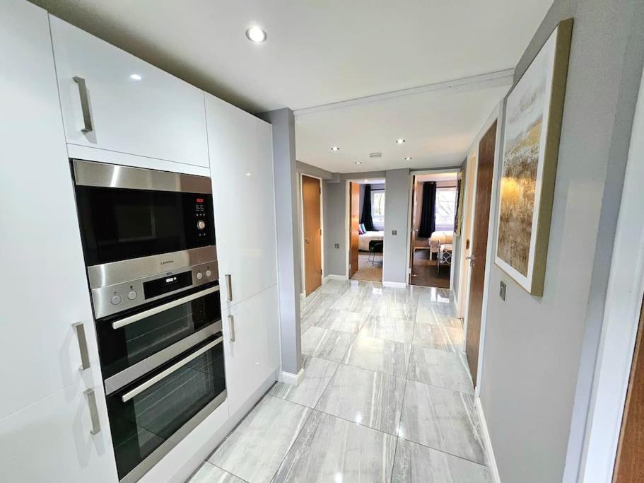 Lovely 3 Bedroom By Sensational Short Lets & Service With 6 Beds