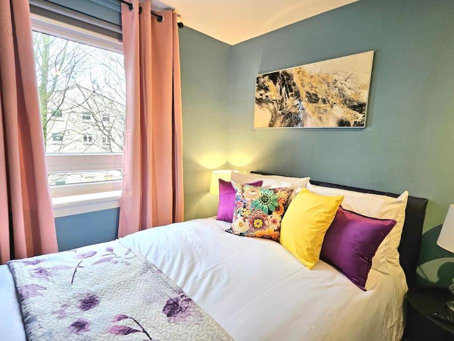 Lovely 3 Bedroom By Sensational Short Lets & Service With 6 Beds Apartment