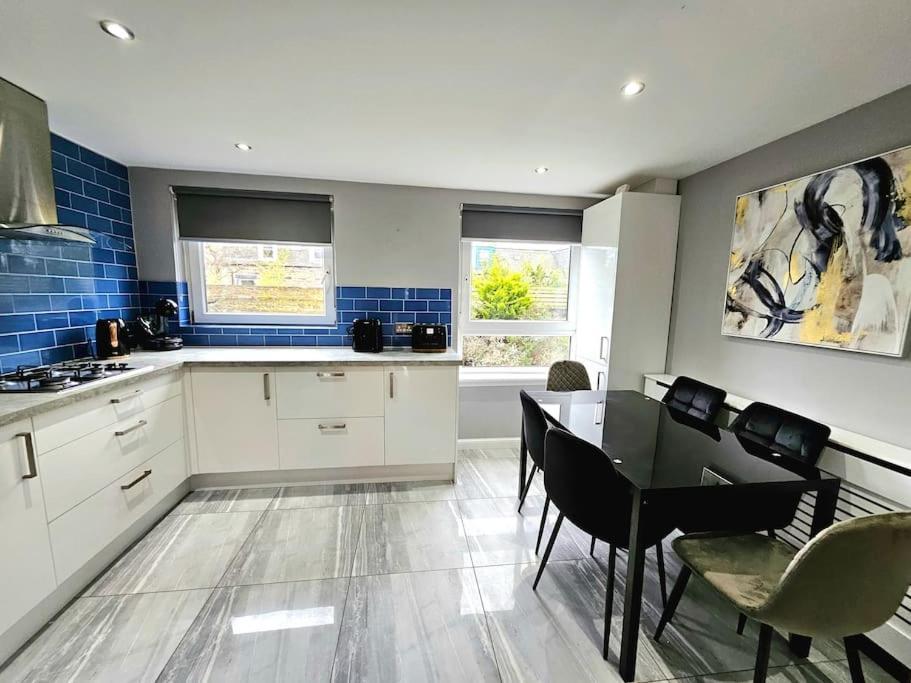 Apartment Lovely 3 Bedroom By Sensational Short Lets & Service With 6 Beds *
