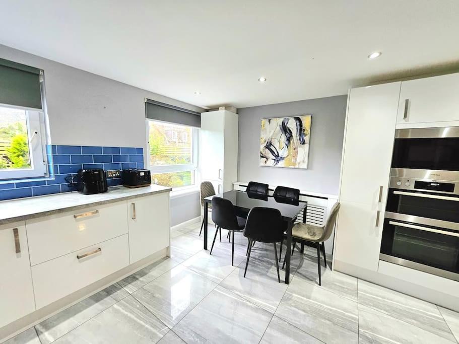 Lovely 3 Bedroom By Sensational Short Lets & Service With 6 Beds * Edinburgh