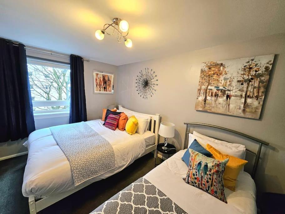 Lovely 3 Bedroom By Sensational Short Lets & Service With 6 Beds Apartment
