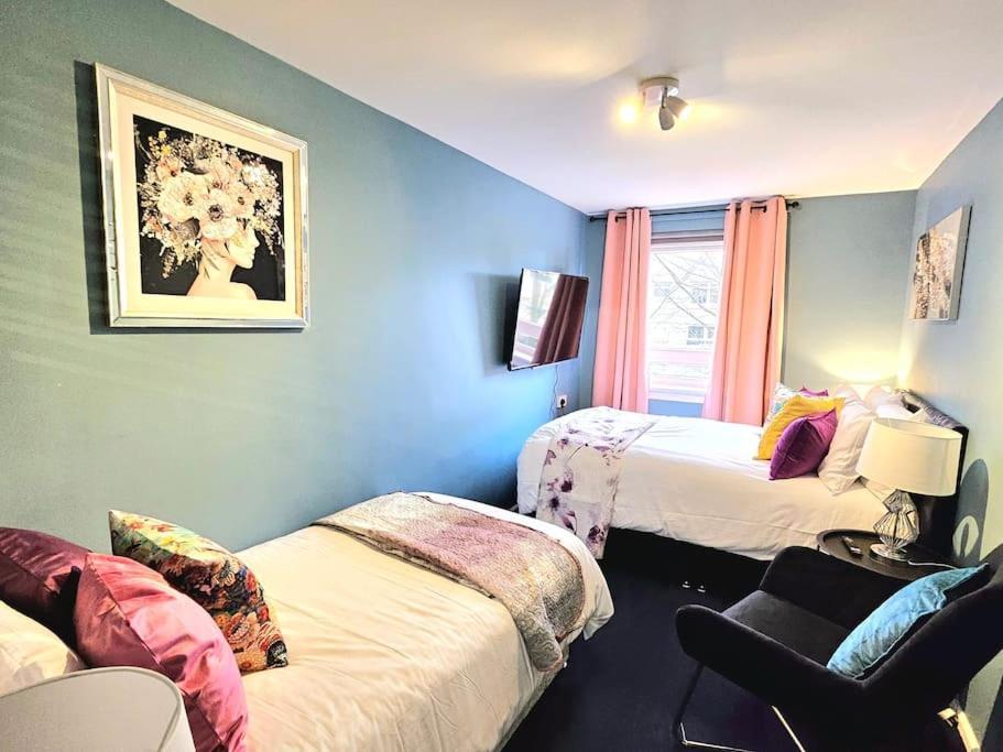 Lovely 3 Bedroom By Sensational Short Lets & Service With 6 Beds Apartment *