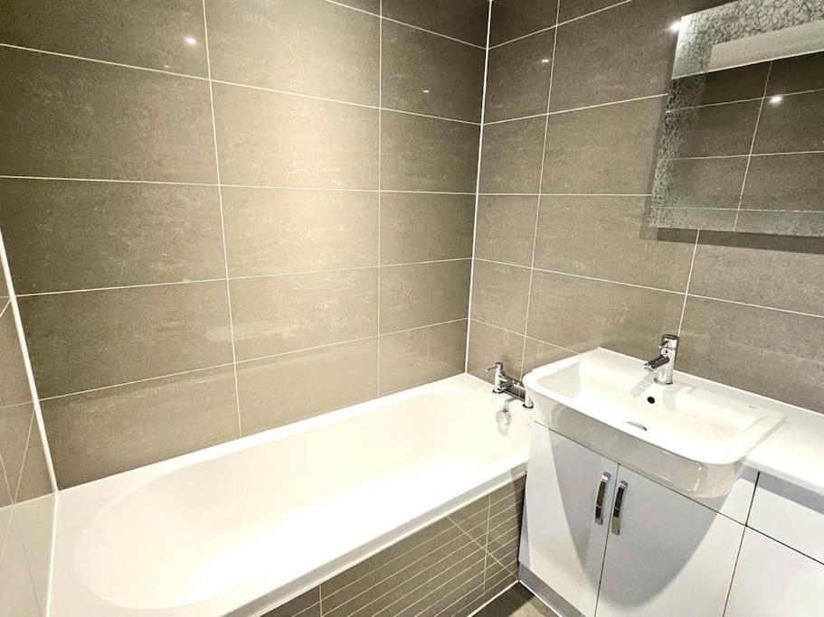 Apartment Lovely 3 Bedroom By Sensational Short Lets & Service With 6 Beds