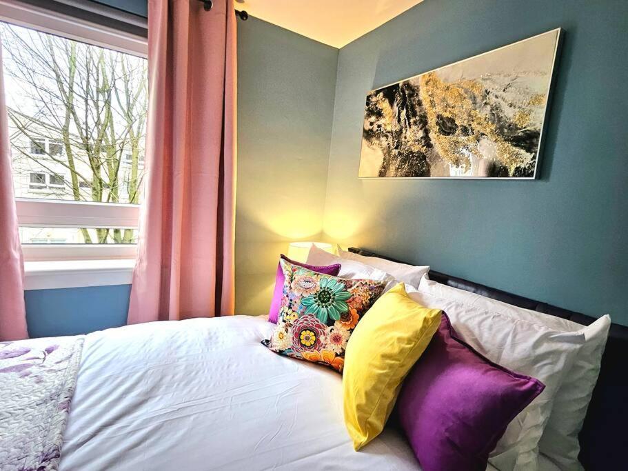 Lovely 3 Bedroom By Sensational Short Lets & Service With 6 Beds *